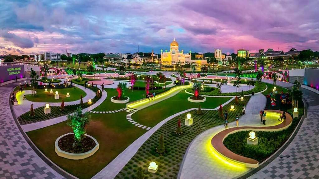 Taman Mahkota Jubli Emas, un parque público frente al río en Bandar Seri Begawan.