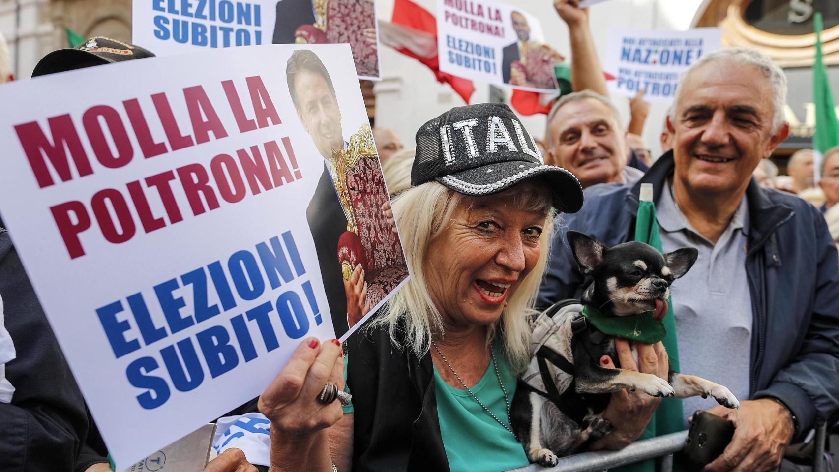 Varios manifestantes delante del Parlamento italiano pidiendo nuevas elecciones.