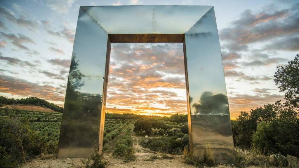 Un paseo por 'El viñedo de los artistas' de Mas Blanch i Jove.