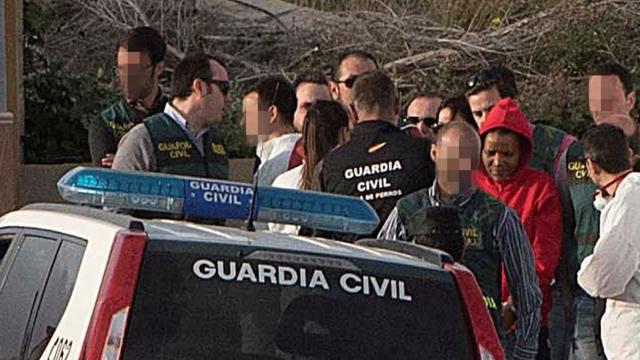 Ana Julia Quezada durante la reconstrucción de los hechos ante la Guardia Civil en la finca donde enterró a Gabriel Cruz.