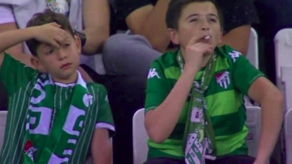 El 'niño' fumando en el campo de fútbol