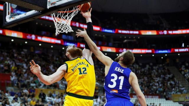 Aron Baynes junto a Martin Kriz, en un momento del partido