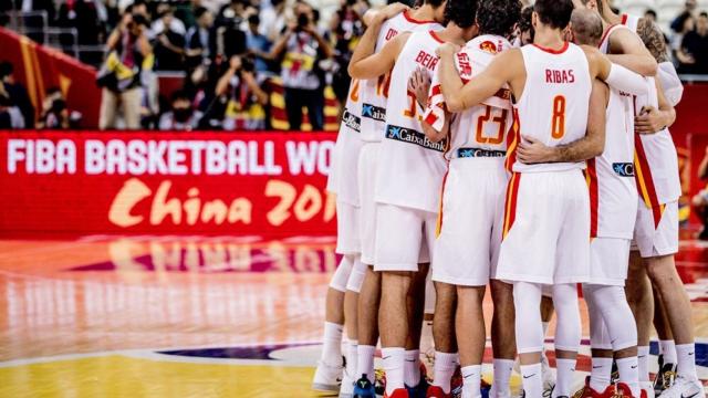 La selección española reunida durante un partido del Mundial de China