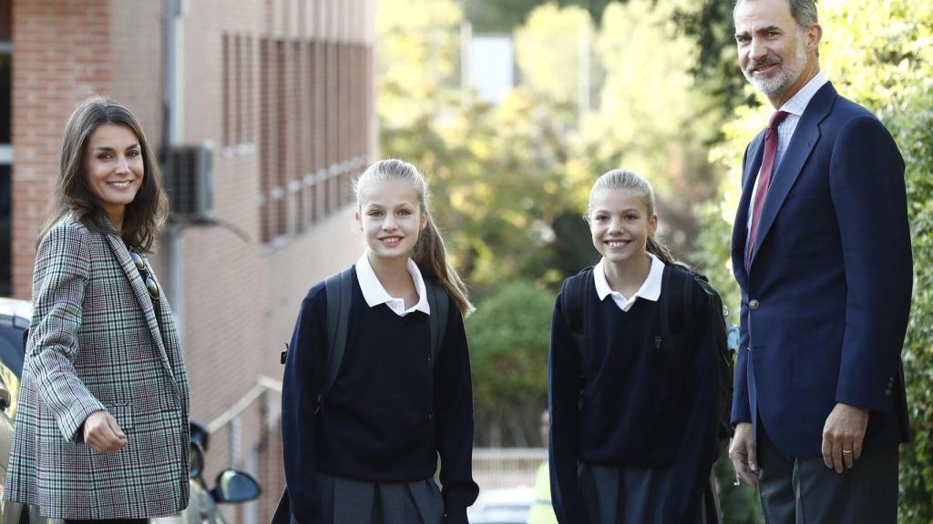 Los Reyes, acompañando a sus hijas un día de colegio.