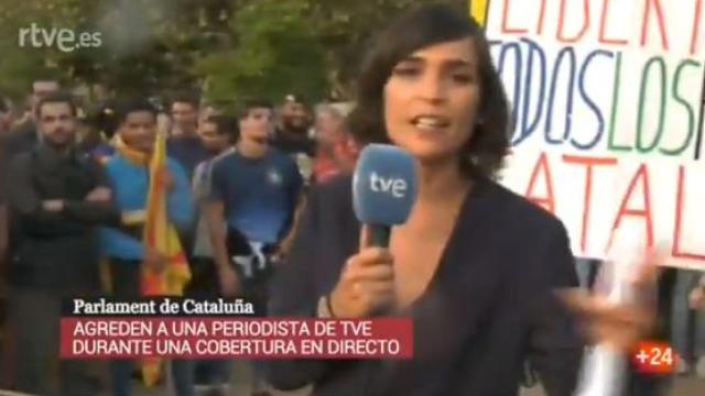 La periodista que estaba realizando la retransmisión en la Diada.