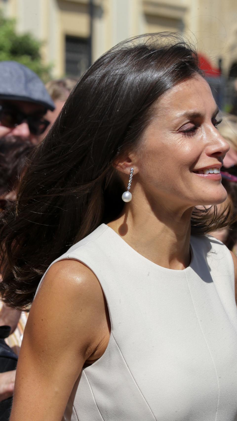 Detalle de los pendientes de la reina Letizia.