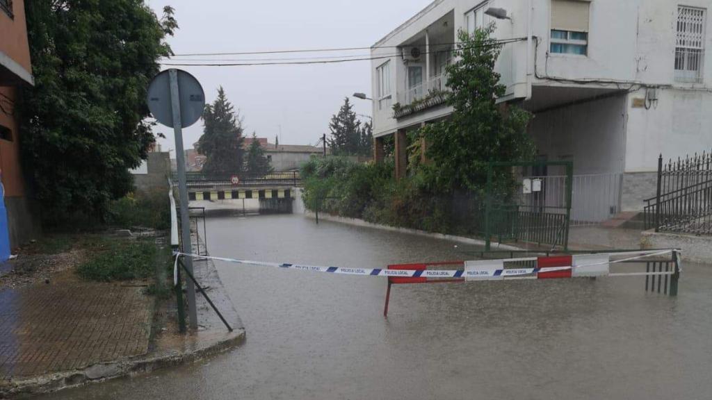 Alguazas: Cerrado el paso subterráneo de avenida de Colón, totalmente inundado. J.G.B.