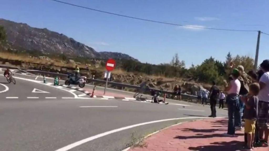 Impactante caída de un ciclista durante la Vuelta a España tras chocar con una señal