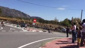 Impactante caída de un ciclista durante la Vuelta a España tras chocar con una señal