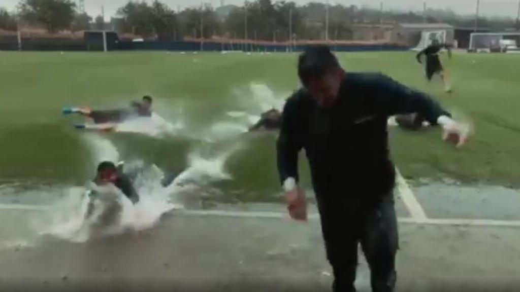 Los jugadores del Levante se divierten bajo la lluvia