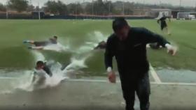 Los jugadores del Levante se divierten bajo la lluvia