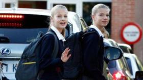 Leonor y Sofía a la llegada ayer al colegio en el primEr día de curso