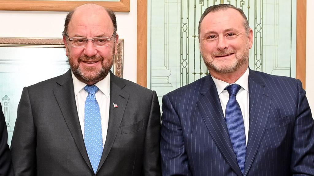 El ministro de Obras Públicas de Chile, Alfredo Moreno (izqda.), y el consejero delegado de Abertis, José Aljaro (dcha.), durante su encuentro.