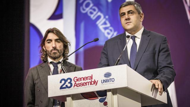 El CEO de Globalia, Javier Hidalgo, junto al secretario general de la OMT, Zurab Pololikashvili.