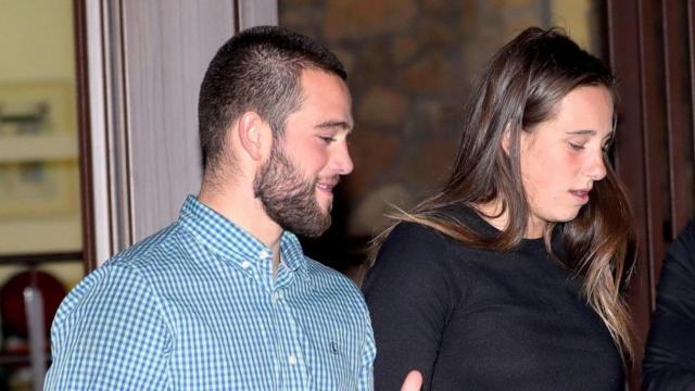 Los hijos de Blanca, Olivia y David, en la capilla ardiente instalada en Cercedilla.