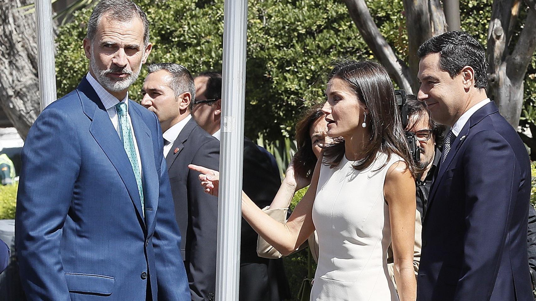 Letizia le recrimina a su escolta no haberla avisado de la presencia de un escalón.