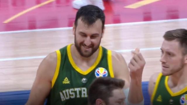 Bogut y su polémico gesto ante España.