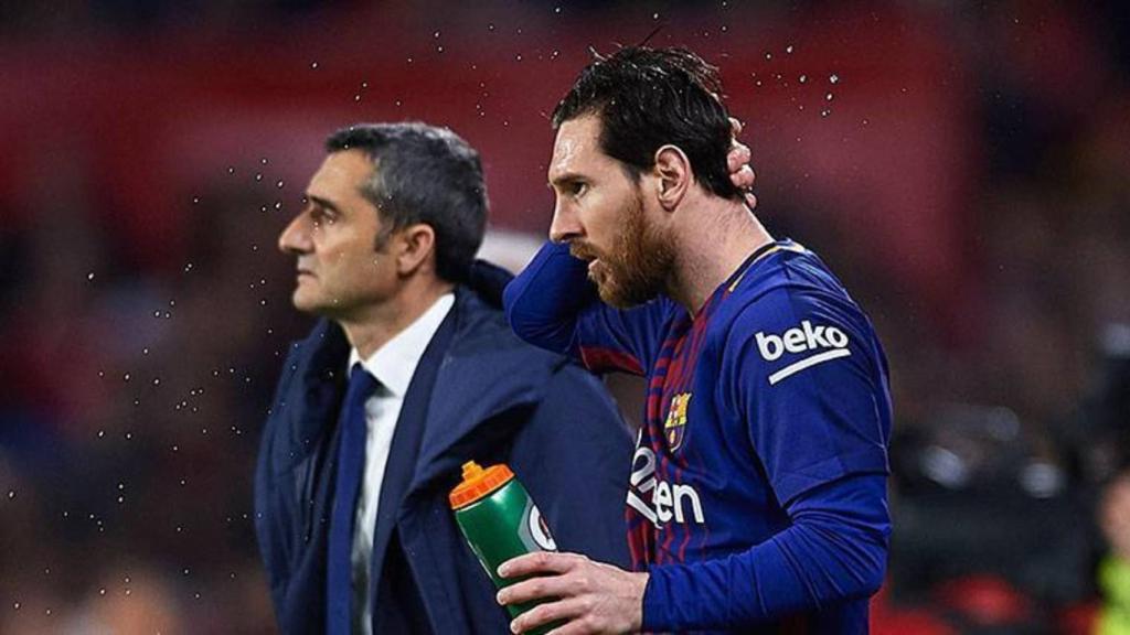 Messi y Valverde en la banda del Camp Nou.