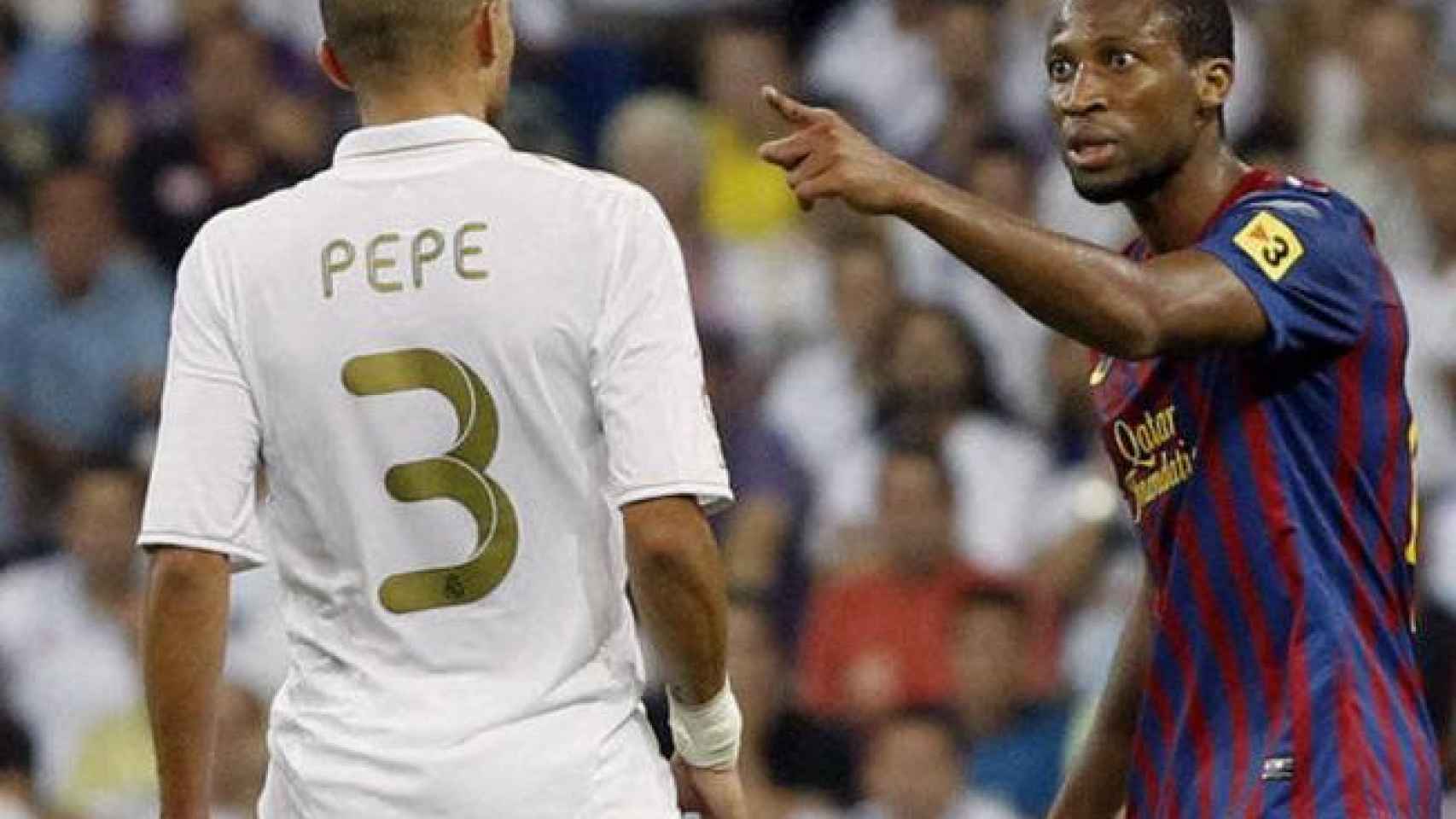 Seydou Keita y Pepe, en un encontronazo durante El Clásico entre Real Madrid y Barcelona