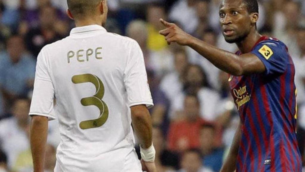 Seydou Keita y Pepe, en un encontronazo durante El Clásico entre Real Madrid y Barcelona