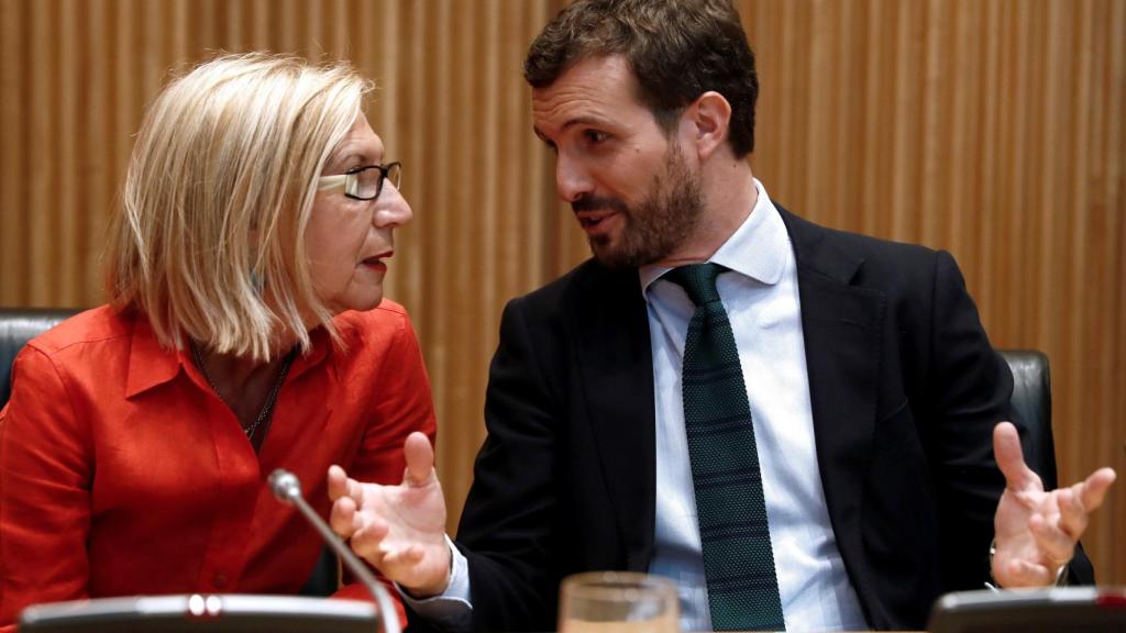 Rosa Díez, junto a Casado, en el acto del pasado jueves en el Congreso.