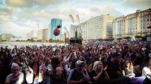 Público en uno de los conciertos en la Playa de Riazor .