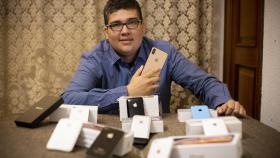 Michael, en su casa, posa con sus 10 iPhones. Su última adquisición es el XS Max.