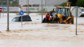 Dos ocupantes de un vehículo son rescatados con una pala mecánica en Orihuela