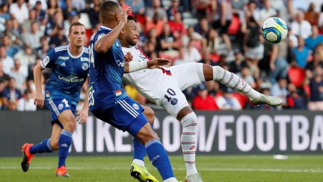 Neymar marcha de chilena con el PSG