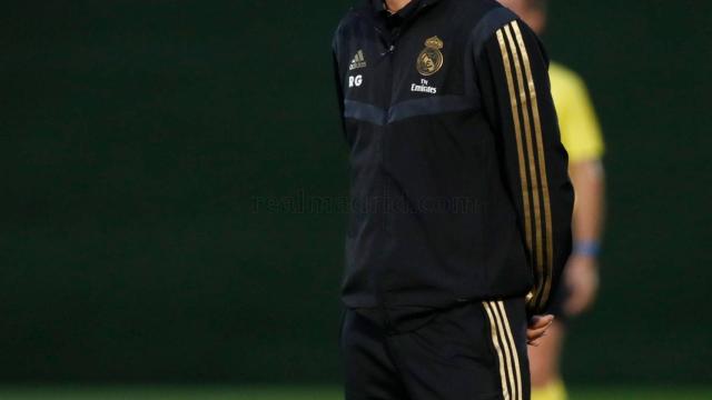 Raúl González, dirigiendo al Castilla