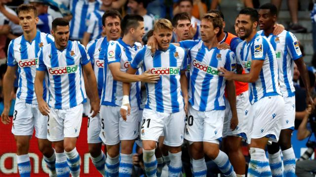 Los jugadores de la Real Sociedad celebran el primer gol del partido