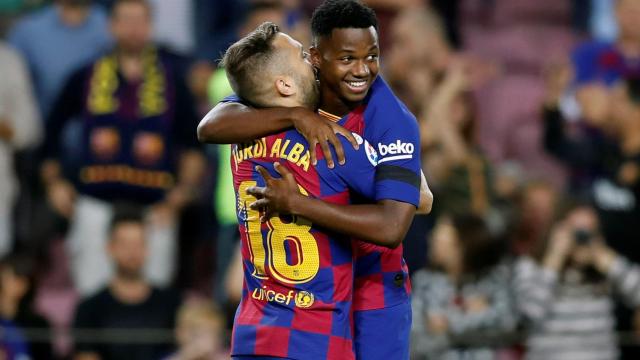 Ansu Fati celebra junto a Jordi Alba con el Barcelona