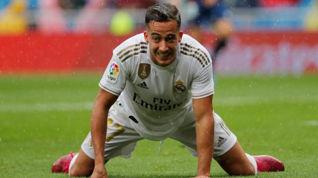 Lucas Vázquez levantándose del césped