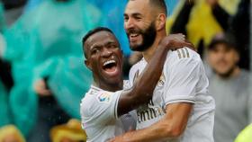 Vinicius celebra con Benzema el primer gol del francés al Levante