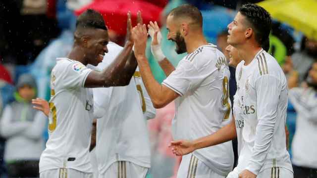 Los jugadores del Real Madrid celebran el segundo gol al Levante