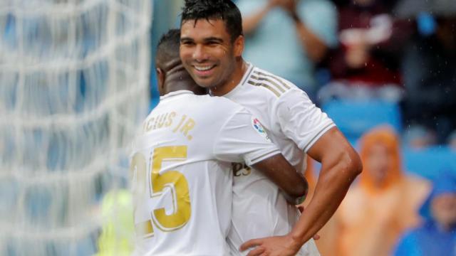 Vinicius felicita a Casemiro por su gol al Levante