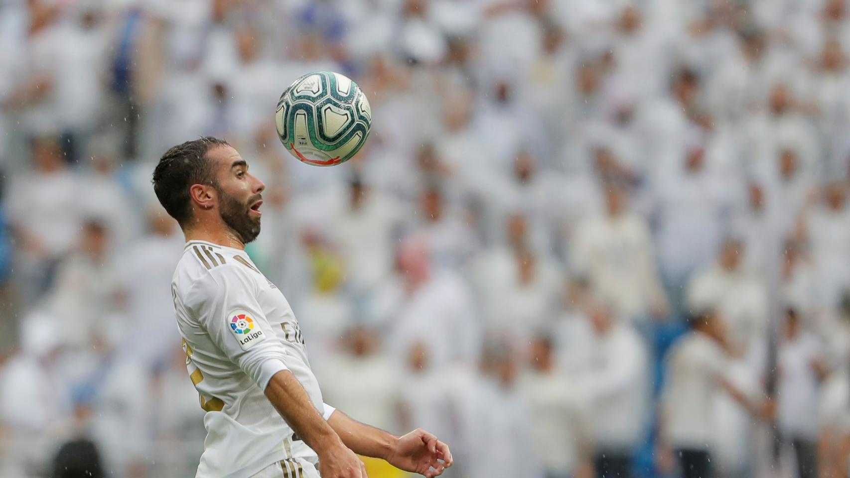 Dani Carvajal controla un balón