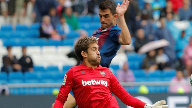 Aitor Fernandez y Lucas Vázquez pelean por un balón