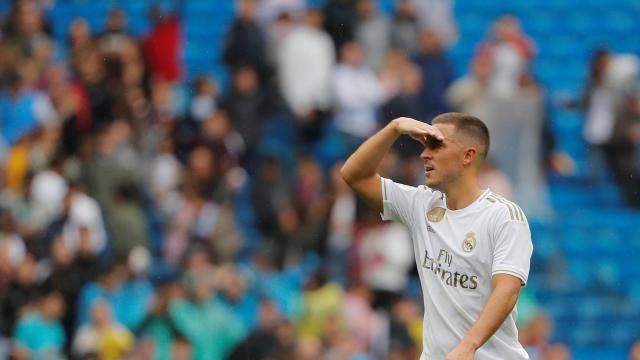 Eden Hazard mira las gradas del Santiago Bernabéu