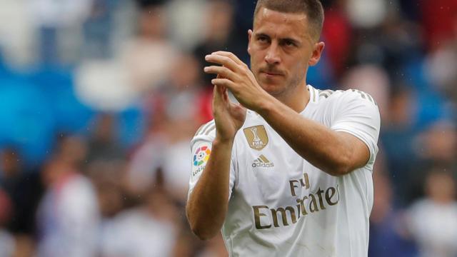 Eden Hazard saluda a la afición del Real Madrid