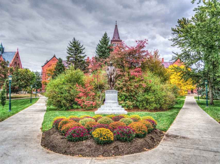 La universidad de Vermont, situada en Burlington, está rodeada de bellos jardines.
