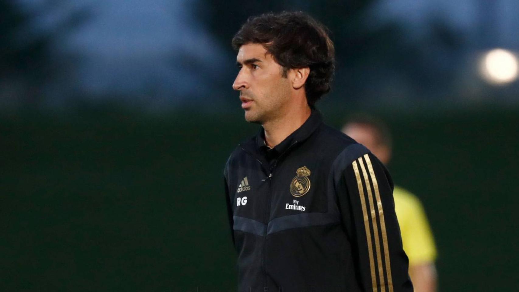 Raúl González en la banda con el Real Madrid Castilla