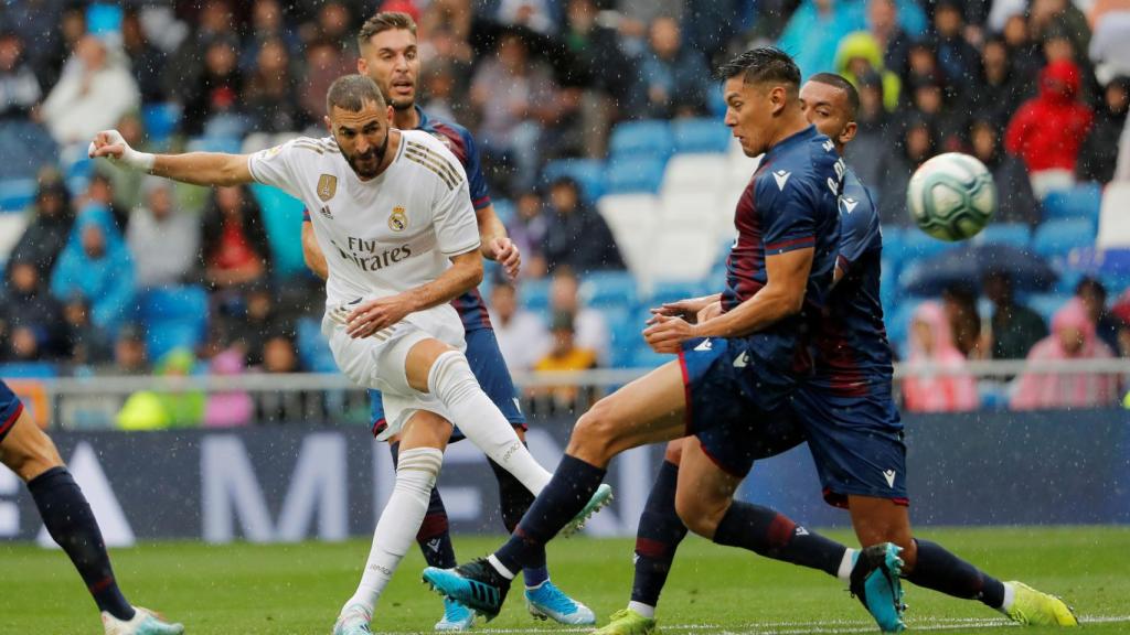 Benzema anotando un  gol contra el Levante.