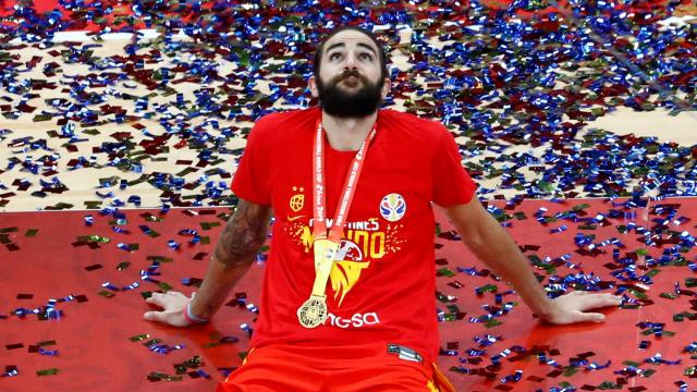 Ricky Rubio mira al cielo tras ganar el Mundial de baloncesto