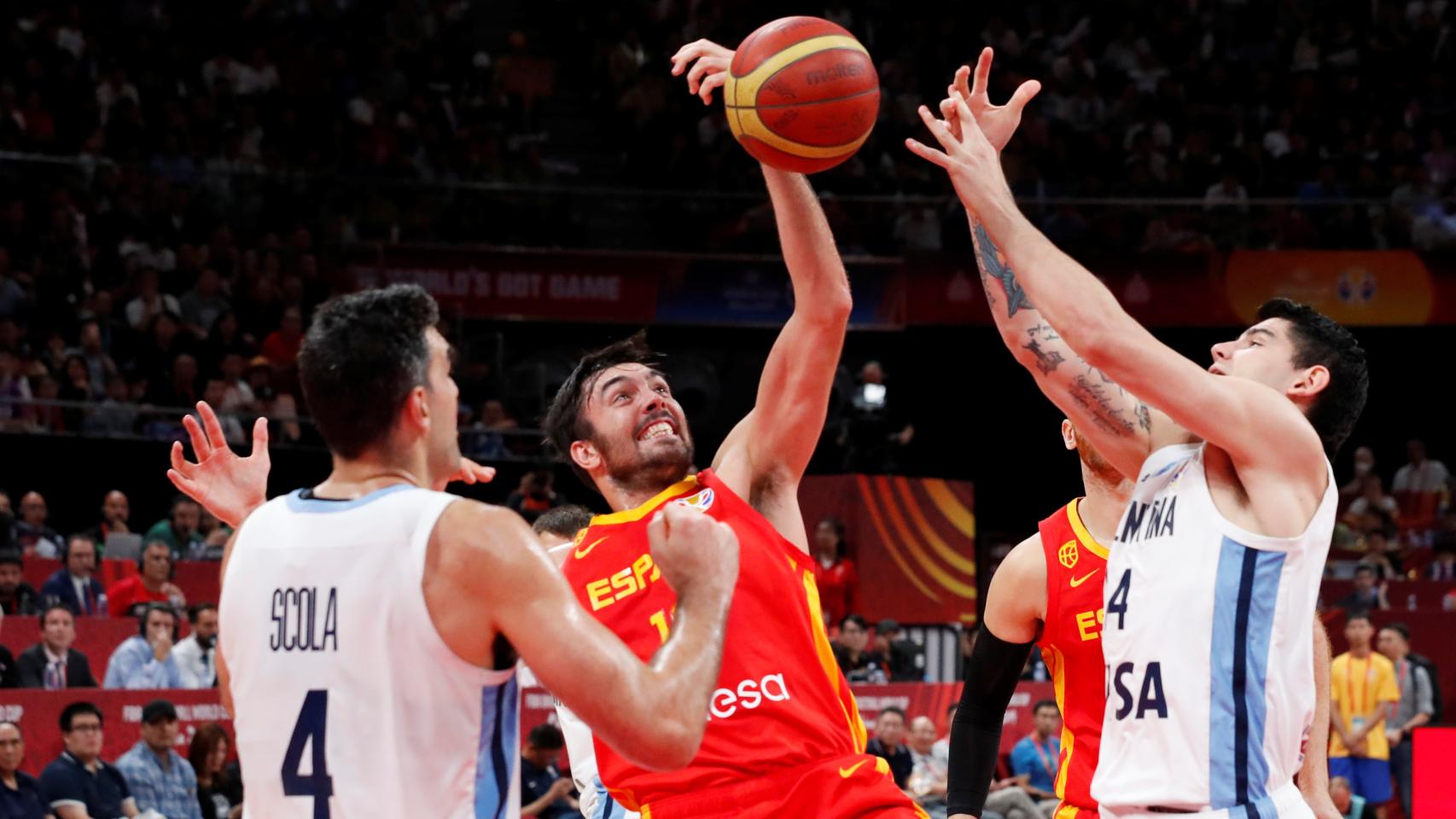 Pierre Oriola pelea con dos jugadores argentinos por hacerse con el balón