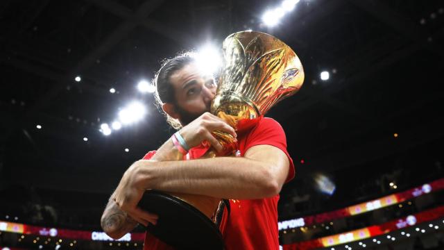 Ricky Rubio besa la copa de Campeón del Mundo