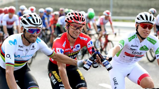 Valverde, Roglic y Pogacar celebran el segundo, primer y tercer puesto respectivamente