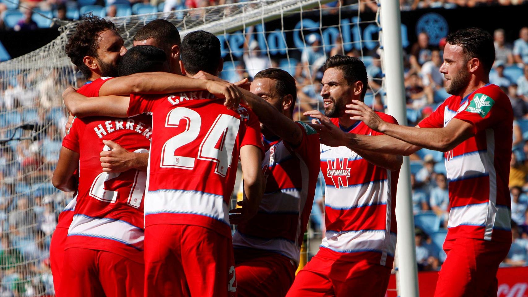 Los jugadores del Granada celebran uno de los goles del partido