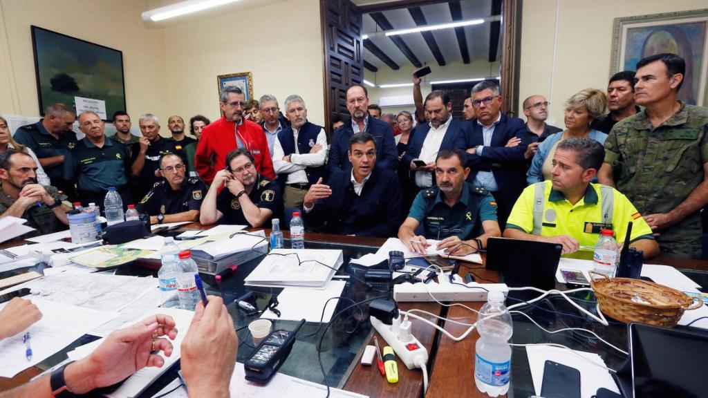 Sánchez, este sábado en el puesto de mando contra la DANA en Orihuela (Alicante).