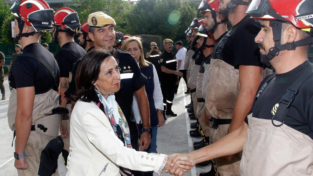 Robles saluda a los efectivos de la UME  en el puesto de mando de Orihuela (Alicante)